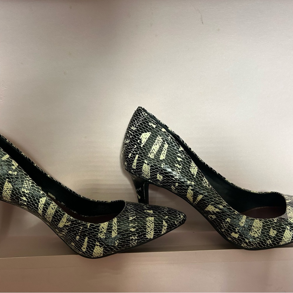 Jessica simpson 6.5 black white heels